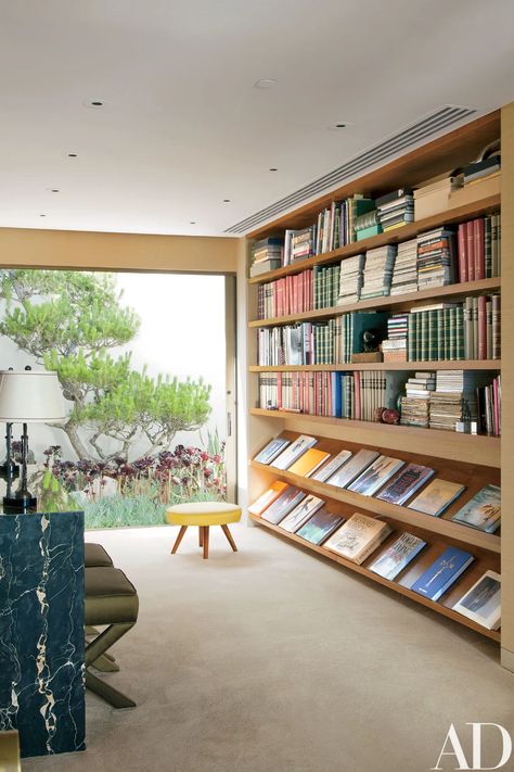 Fashion Photographer Steven Meisel's Midcentury Residence in Los Angeles | Architectural Digest Marmol Radziner, Home Library Rooms, Office Library, Home Library Design, Contemporary Office, Steven Meisel, Beverly Hills California, Home Remodel, Home Libraries