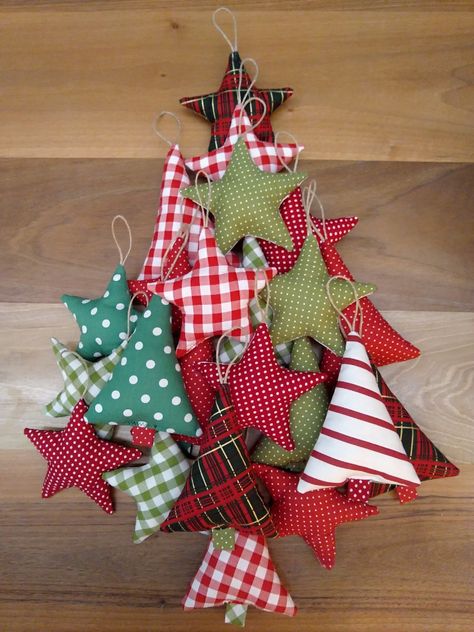 Sew Xmas Decorations, Fabric Xmas Tree Decorations, Christmas Tree Decorations Sewing, Christmas Fabric Ornaments Free Pattern, Sewing Christmas Tree Decorations, Things To Make With Christmas Fabric, Fabric Christmas Tree Ornaments Diy, Christmas Crafts Fabric, Quilted Christmas Decorations