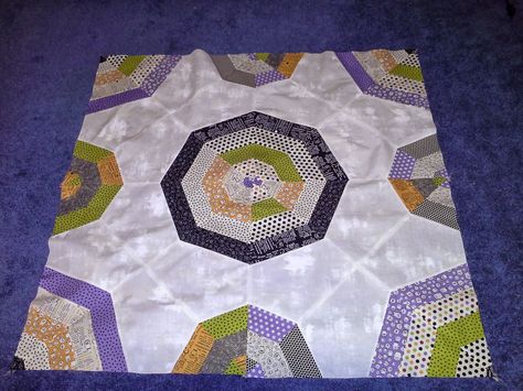 Uses Creative Grids spider web ruler. My Quilting Adventure: Updated Cute and Spooky Spider Web quilt tutorial Marvel Prints, Spiderweb Quilt, Spider Web Quilt, Spooky Spider Web, Charity Quilts, Cute And Spooky, Spooky Spiders, Web Patterns, Quilt Tutorial