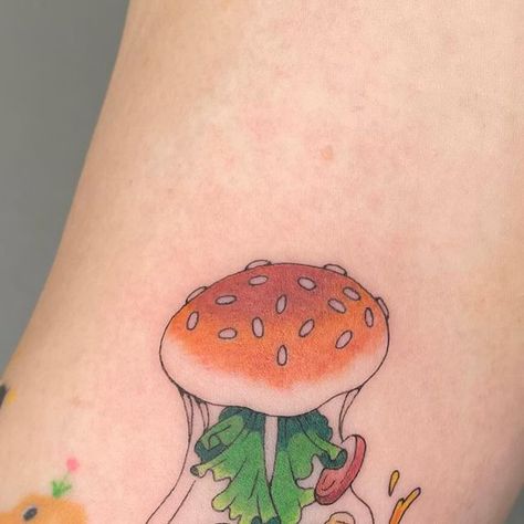 ✨Juliet✨ on Instagram: "burger jelly for @hemi_tattoo 🪼🍔 in such a spicy spot too ooohwee . . #tattoo #tattooart #finelinetattoo #losangelestattoo #nyctattoo #vancouvertattoo #torontotattoo #cutetattoo #jellyfish #jellyfishtattoo #burger #burgertattoo #hamburgerjellyfish" Jelly Fish Tattoo Ideas, Jelly Fish Shoulder Tattoo, Jellyfish Tattoo Cute, Jellyfish Space Tattoo, Cartoon Jellyfish Tattoo, Keychain Art, Vancouver Tattoo, Los Angeles Tattoo, Nyc Tattoo