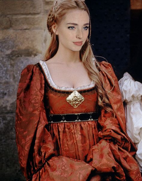 Princess Elizabeth (Freya Mavor) from the White Queen series. Dress looks like the one Marguerite (Megan Dodds) wore in Ever After Freya Mavor, Elizabeth Of York, Period Dress, Medieval Costume, Period Outfit, Costume Drama, Medieval Dress, Fantasy Costumes, Medieval Fashion