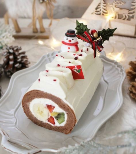 Christmas Swiss Roll Decoration, Christmas Roll Cake Decoration, Swiss Roll Cake Christmas, Buche De Noel Decoration Ideas, Christmas Cake Roll Designs, Roll Cake Christmas, Yule Log Cake Decoration, Christmas Roll Cake, Unique Cake Designs