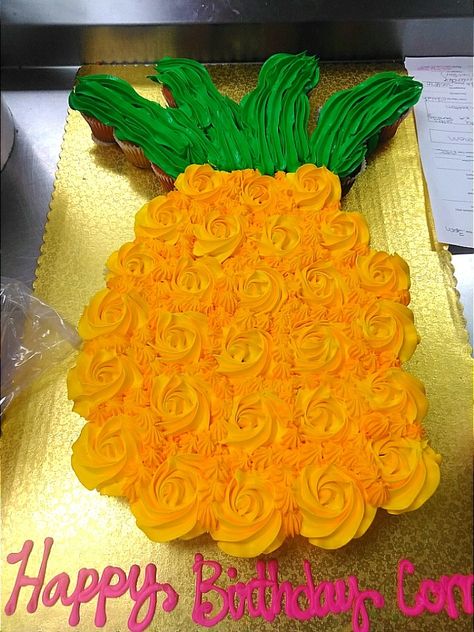 Pineapple Cupcake Cake, Pineapple Pull Apart Cupcake Cake, Luau Cupcake Cake, Pineapple Party Theme, Spongebob Cupcakes, Pineapple Cake Decoration, Pineapple Pool Party, Hawaiian Cupcakes, Pineapple Cupcake