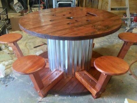 Wire Spool Tables, Outdoor Chairs Wooden, Pallet Bank, Wooden Spool Tables, Cable Spool Tables, Wooden Spool Projects, Diy Bank, Backyard Table, Bar Bench