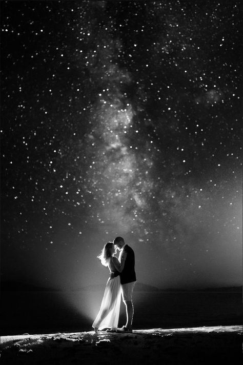 Couple hugging under the Milky Way Couple Night Photoshoot Poses, Night Engagement Shoot, Couples Photoshoot At Night, Night Engagement Photos, Night Wedding Photos, Night Time Wedding, Night Portrait, Night Couple, Wedding Couple Photos