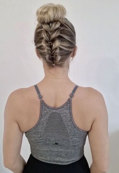 Figure Skating Hair, Gymnastics Hair, Beautiful Braided Hair, Easy Hair Updos, Peinados Fáciles Para Cabello Corto, Dress Tulle, Work Hairstyles, Hair Up Styles, Penteado Cabelo Curto