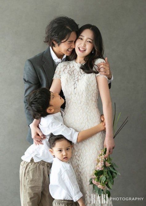 Family Portrait Photography Poses, Wedding Korea, Studio Family Portraits, Family Potrait, Family Photo Studio, Family Studio Photography, Cute Family Photos, Family Photoshoot Poses, Korean Wedding Photography