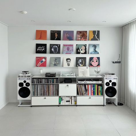 Vinyl Station Ideas, Vinyl Corner Living Room, Vinyl Player Setup, Aura Music, Vinyl Station, Vinyl Setup, Vinyl Cafe, Interior Objects, Music Corner