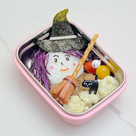 Whip up a witch made of rice with vibrant purple cabbage hair and a seaweed hat, as @MarshmallowMama.ca did!. A healthy and bewitchingly delicious lunchbox idea for your little wizards! Get more mystical lunchbox ideas on Teuko.com. Join our community and share your enchanting creations! ✨ #Bento #bruja #CreativeFood #FlyingWitch #food #foodblogger #foodie #foodphotography #foodporn #foodstagram #Halloween #Halloween2024 #HappyHalloween #healthyfood #homemade #instafood #kidslunch #kidslunc... Lunchbox Ideas, Flying Witch, Purple Cabbage, Vibrant Purple, A Witch, Kids Lunch, Creative Food, Kids Meals, Parenting Hacks