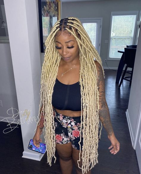 Blonde Soft Locs Black Women, Blonde Faux Locs Black Women, Blonde Soft Locs, Coloured Locs, Blonde Faux Locs, Locs Black Women, Cute Box Braids, Soft Locs, Short Box Braids Hairstyles