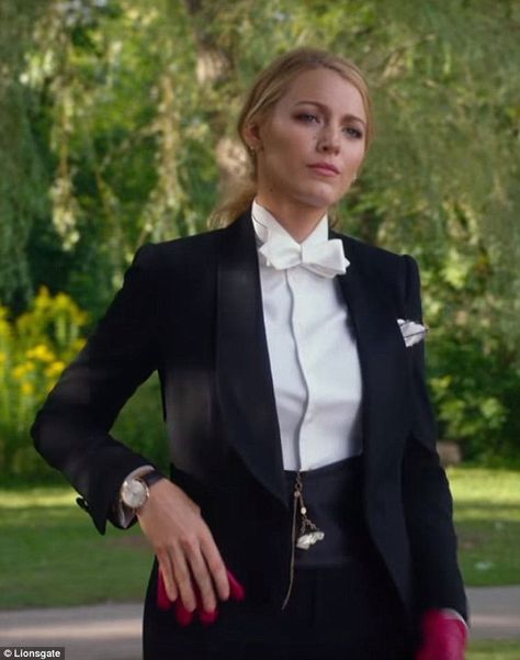 The power of clothes: And while the movie has a star-studded cast, it's the wardrobe dream... Blake Lively Suit, A Simple Favour, Blake Lively Outfits, A Simple Favor, Emily Nelson, Simple Favor, Blake Lively Style, Woman In Suit, Women In Suits