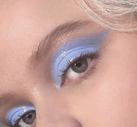 Alice In Wonderland Makeup, Glossy Eyeshadow, Cute Eyeshadow Looks, Eyeshadow For Blue Eyes, Fun Makeup, Eye Makeup Looks, Make Up Inspo, Eye Makeup Art, Eye Looks