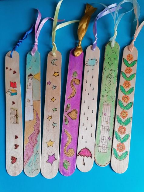 Bookmarks With Popsicle Sticks, Bookmakers Diy, Diy Kids Bookmarks, Book Mark Craft, Bookmark Crafts For Kids, Bookmarks Diy Kids, Homemade Bookmarks, Handmade Bookmarks Diy, Creative Bookmarks