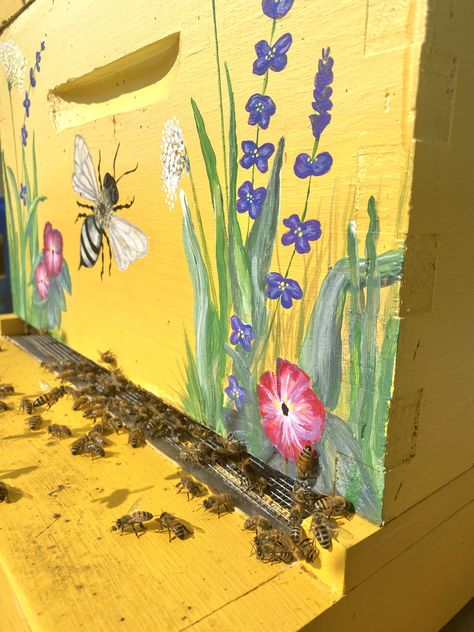 Bee Hive Boxes Diy, Painted Bee Hives Ideas, Bee Box Painting Ideas, Bee Hive Painting Ideas, Beehive Painting Ideas, Bee Hive Painting, Painted Beehives, Beehive Painting, Painted Bee Hives