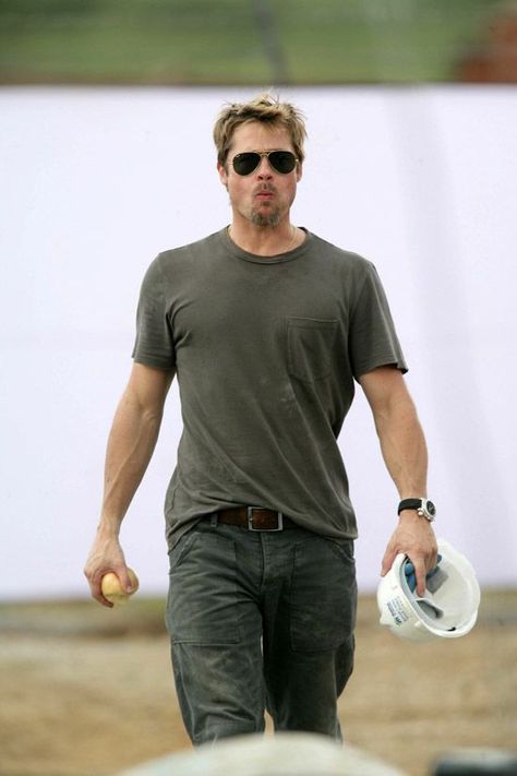 Brad Pitt Brad Pitt Style, Brad Pitt And Angelina Jolie, Women's Shoes Accessories, Rugged Style, Women's Handbags, Fashion Fits, Brad Pitt, Perfect Man, Casual Style Outfits