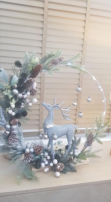 Christmas Hoop Table Centerpiece, Hoop Christmas Centerpiece, Christmas Hoop Centerpiece, Hoop Centerpiece Christmas, Christmas Hoop Wreath Diy, Christmas Hoop Decoration, Christmas Ring Decoration, Hoop Wreath Christmas, Christmas Floral Arrangements Diy