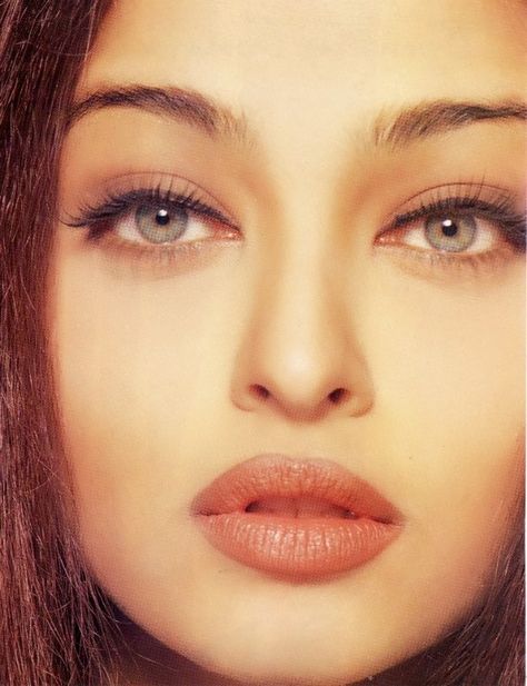 Aishwarya Rai Movies, Bollywood 90s, Aishwarya Rai Makeup, Indian Makeup Looks, Soft Girl Makeup, Aishwarya Rai Pictures, Ethereal Photography, Nice Hairstyles, Vintage Bollywood Aesthetic