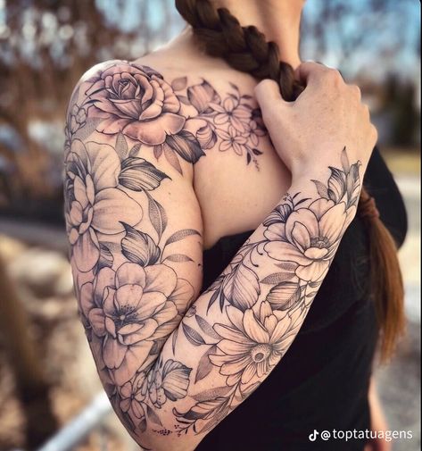 Berlin Tattoo, Feminine Tattoo Sleeves, Bouquet Tattoo, Upper Arm Tattoos, Floral Tattoo Sleeve, Flower Tattoo Sleeve, Floral Tattoo Design, Arm Sleeve Tattoos, Tattoo Life