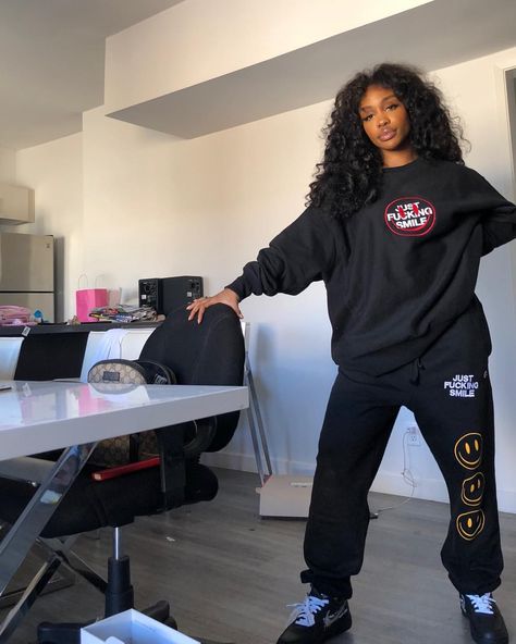 517.8k Likes, 4,510 Comments - SZA (@sza) on Instagram: “Ya kno?” Pakaian Hipster, Looks Hip Hop, Tomboy Outfits, Tomboy Style Outfits, Chill Outfits, School Looks, Looks Street Style, Streetwear Fashion Women, Tomboy Fashion