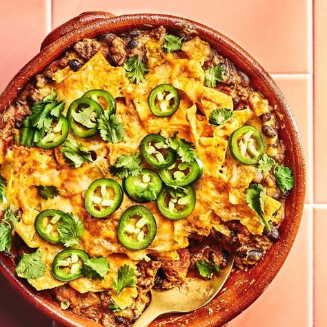 Part Casserole, Part Dip, This Crunchy Nacho Bake is a Game Day Winner — Real Simple Nacho Bake, Easy Cheap Dinner Ideas, Inexpensive Recipes, Baked Nachos, Easy Nachos, Potato Frittata, Cheap Dinner Ideas, Cheesy Potato, One Dish Meals