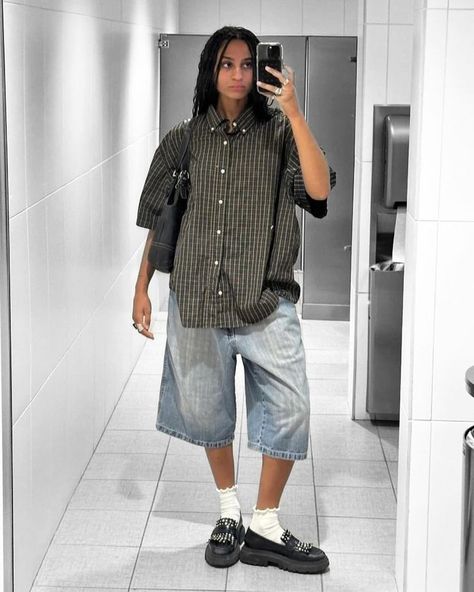 Oversized Skirt Outfit, Summer Outfit Oversized, Prejoye Outfits, Oversize Summer Outfit, Baggy Bermuda Shorts Outfit, Oversized Clothes Outfit, Baggy Button Up Shirt Outfits, Oversized Polo Outfit Women, Baggy Jorts Outfit Idea