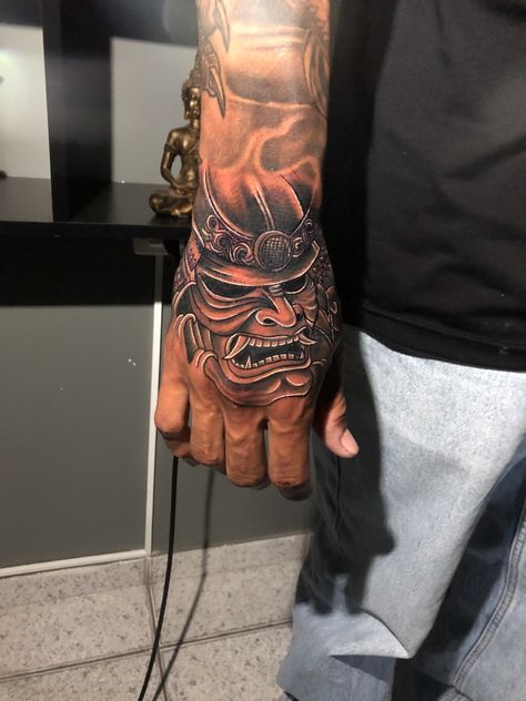 Samurai Tattoo Hand, Japan Hand Tattoo, Oni Mask Hand Tattoo, Samurai Hand Tattoo, Samurai Mask Tattoo, Japanese Hand Tattoos, Tattooed Man, Samurai Tattoo Design, Doll Tattoo