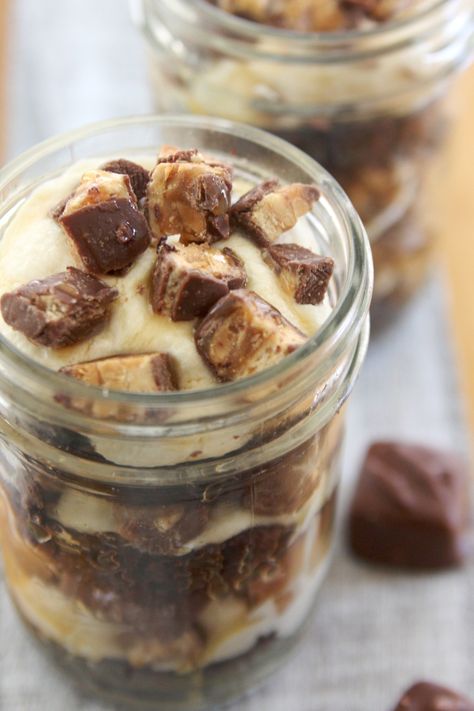 Snickers Cupcakes in a Jar | Sweet Little Details Cake Jar Recipes, Cake In A Jar Recipe, Jar Cupcakes, Mason Jar Desserts Recipes, Snickers Cupcakes, Snickers Dessert, Mason Jar Cupcakes, Snicker Cupcakes, Cupcakes In A Jar