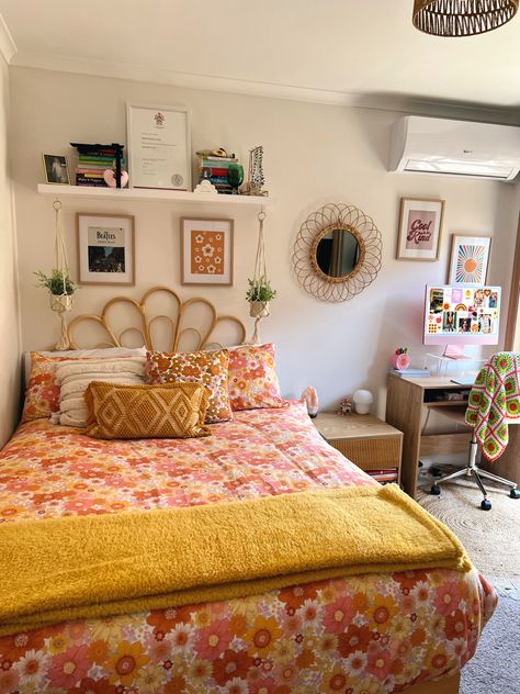 Bright Room Aesthetic, 70s Aesthetic Bedroom, 10x10 Bedroom Layout, Fall Bedroom Ideas, Cozy Fall Bedroom, Dorm Room Inspiration, Fall Bedroom, Redecorate Bedroom, Girl Bedroom Decor