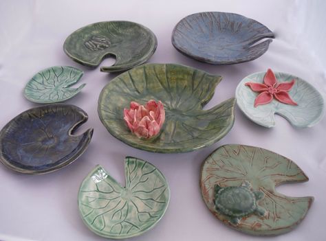 Beautiful lily pads by Rusted Pumpkin! Ceramic Lily Pad, Clay Lily Pad, Whimsical Pottery, Ceramic Dinnerware Set, Sculpture Projects, Pretty Mugs, Slab Pottery, Pottery Crafts, Ceramics Pottery Art