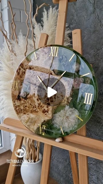 Craft Resin Epoxy - The Clear Choice for Artists & Crafters on Instagram: "Watch as this talented artisan @tatyana_lyubchik creates stunning epoxy resin clocks using @craft.resin , wood, and beautiful flowers! 🌼🕰️   In this video, she takes you through the entire process, showcasing her incredible craftsmanship and attention to detail. Using the layered pouring technique, she carefully fills the mold, one layer at a time, to achieve a breathtaking finish 😻  @craft.resin is perfect for working with wood, allowing for vibrant colors and stunning effects. You won’t believe the final result!   Join us on this creative journey and get inspired to create your own masterpiece! 🎨  Use code LYUBCHIK20 to get 20% off at craft-resin.com 😍  #CraftResin #EpoxyArt #DIYClocks #ResinCraft #CreativePr Clear Epoxy Resin Projects, Epoxy Wood Projects, Working With Wood, Resin Clock, Flower Clock, Craft Resin, Clear Epoxy Resin, Diy Clock, Wood Resin