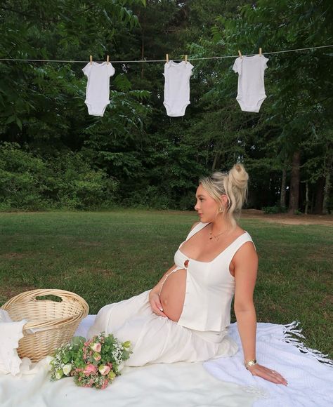 Pregnant Picnic Photoshoot, Maternity Picnic Photoshoot, Whimsical Maternity Shoot, Picnic Maternity Photoshoot, Baby Reveal Photos, Motherhood Photoshoot, Boho Maternity Photos, Maternity Picture Outfits, Baby Announcement Photoshoot