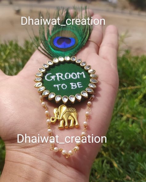 Ladkiwale Brooch Ideas, Jewellery Hack, Kalash Decoration, Flower Jewellery For Mehndi, Flowers Jewellery, Indian Wedding Gifts, Marriage Function, Cute Easy Paintings, Thali Decoration Ideas