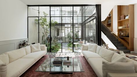 Ten homes centred around bright interior courtyards Neve Tzedek, Patio House, Carlton House, Modernist House, New Staircase, Glazed Walls, Internal Courtyard, Rooftop Patio, House Photography