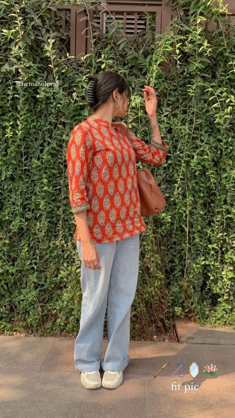 Short Kurtis Outfit, Kurta Outfits For College, Short Kurti Ideas, Casual College Outfits Indian, Indian College Outfits, College Outfits Indian, Desi Casual, Casual Indian Outfits, Short Kurti Designs