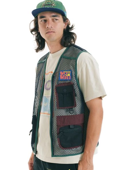 Outfit With Vest, Camping Vest, Photographer Vest, Vest Outfits Men, Vest Ideas, Mens Vest Fashion, Graphic Artist Designer, Outdoor Outfits, Mens Bags Fashion