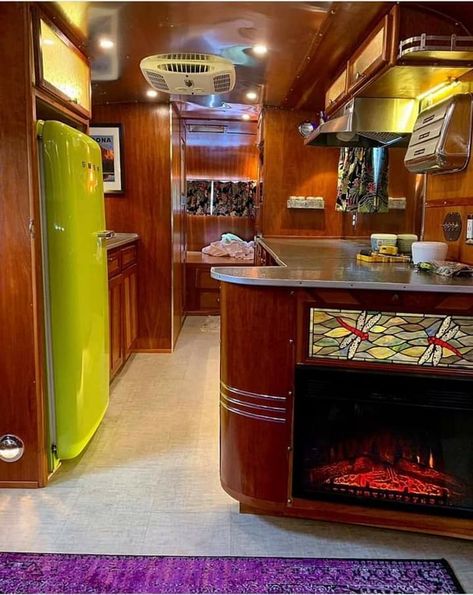 Burger Trailer, Spartan Mansion, Vintage Motorhome, Vintage Trailer Interior, Travel Trailer Living, Motorhome Interior, Art Deco Ideas, Airstream Interior, Bus Living