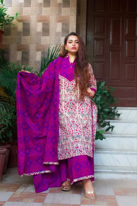 Mughal Butta, Kurta Pattern, Bandhej Suits, Plazzo Suits, Kurta Patterns, Salwar Kameez Online, A Line Kurta, Indian Suits, Salwar Kameez Designs