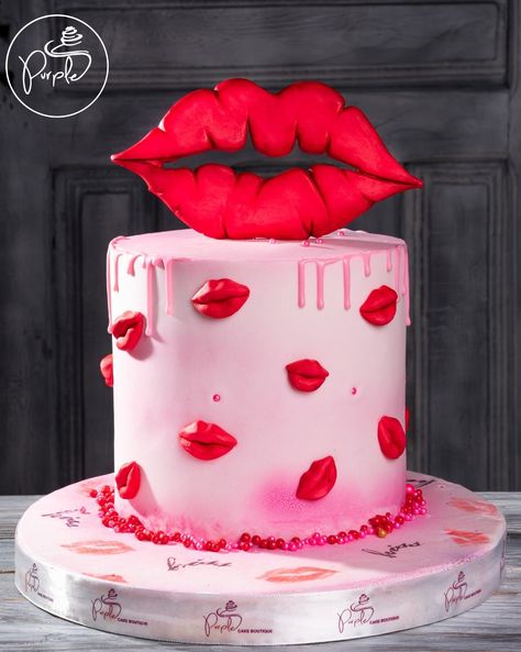 Lip Shaped Cake, Lip Cake Ideas, Valentine’s Day Cakes Ideas, Lipstick Cake, Illustration Jewelry, Luxury Motivation, Sketch Tutorial, Bachelorette Cake, Makeover Makeup