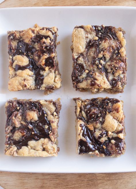 Moose Tracks Cookie Bars - Make the Best of Everything Moose Tracks Ice Cream, Carrot Cake Bars Recipe, Work Desserts, Cinnamon Bun Cake, Hot Lunches, Crunch Bars Recipe, Moose Tracks, Cookies Bites, Easy Dessert Bars