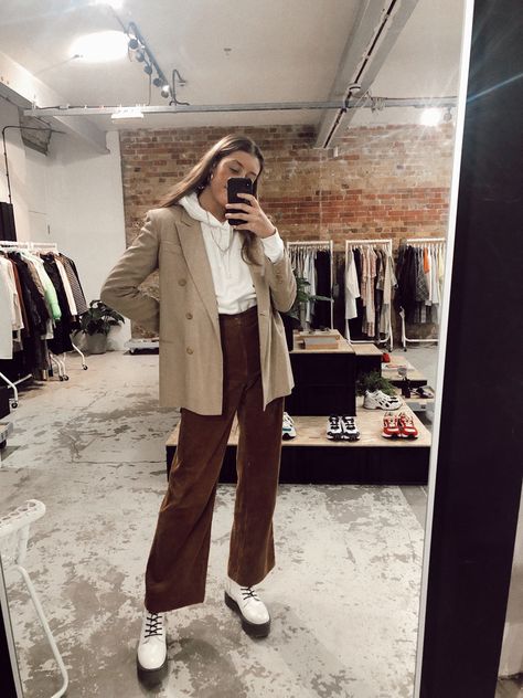 Beige Dr Martens Outfit, Styling White Doc Martens, Beige Doc Martens Outfit, White Dr Martin Boots Outfit, White Dr Martens Outfit Fall, White Doc Martens Outfit Winter, Dr Martens White Boots Outfit, Sinclair Dr Martens Outfit, How To Style White Doc Martens