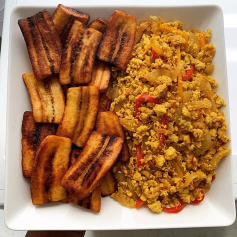 Transitioning vegan’s Instagram profile post: “Simple, but make it sexy 🤤 Fried plantain + smoked turmeric tofu scramble 💛 Plantain and eggs are a typical Nigerian breakfast/brunch/snack…” Plantain And Egg, Nigerian Delicacies, African Delicacies, Turmeric Tofu, Nigerian Breakfast, Cameroonian Food, Egg Sauce, Fried Plantain, African Dishes