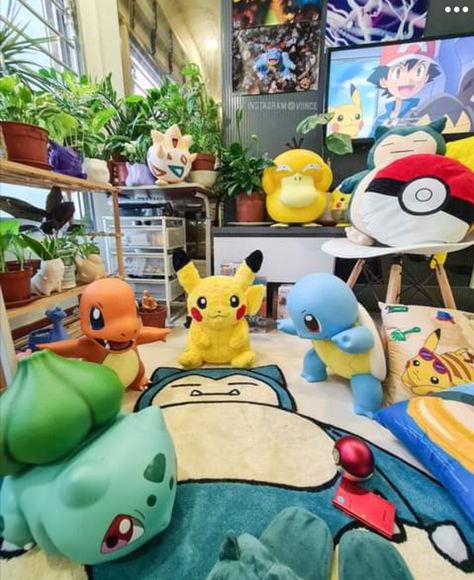 Pokemon Bed Room, Pokemon Room Design, Pokémon Game Room, Pokemon Apartment, Pokemon Room Decor Ideas, Pokemon Gaming Room, Pokemon Theme Room, Boys Pokemon Bedroom Ideas, Pokemon Room Aesthetic