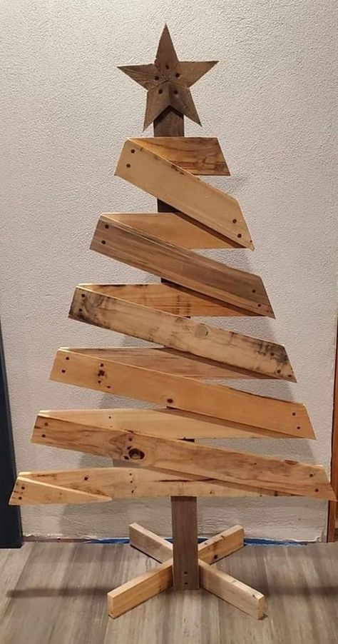 Pallet Wood Christmas, Christmas Diy Wood, Wooden Christmas Crafts, Pallet Christmas Tree, Pallet Christmas, Wooden Christmas Tree, Wood Christmas Tree, Christmas Wood Crafts, Wooden Christmas Trees