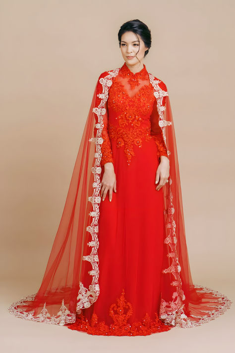 💖 This stunning Vietnamese wedding ao dai is made for the queen in you. Take your traditional Vietnamese dress to the next level with a beautiful (and removable!) red bridal cape embroidered with light gold lace applique. Explore our Pinterest Board for more ideas and in-depth details on Marmalade. #WeddingDresses #BridalFashion #SayYesToTheDress #BrideToBe #WeddingGownInspiration #DreamWedding #BridalStyle #WeddingPlanning #BridalDreams Tea Ceremony Wedding Vietnamese, Modern Vietnamese Wedding, Traditional Vietnamese Dress, Wedding Runway, Vietnamese Wedding Ao Dai, Modern Chinese Wedding Dress, Bridal Vibes, Wedding Ao Dai, Vietnamese Wedding Dress