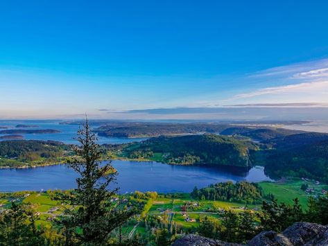 #Seattle Must See - #Anacortes 🏔 🗻⛰#Washington, the most beautiful state in the Pacific Northwest. 🌲#pnw #pnwtravel #WashingtonState #nationalparks #mountains #travel 🛫 #tourism #parks #mountains #caacades #cascademountains #lakes #nationalforest #forest #olympicmountains #Anacortewa Anacortes Washington, Boat Parade, Olympic Mountains, Tulip Festival, Christmas Events, Cascade Mountains, Island Getaway, Coastal Christmas, Sunset Views