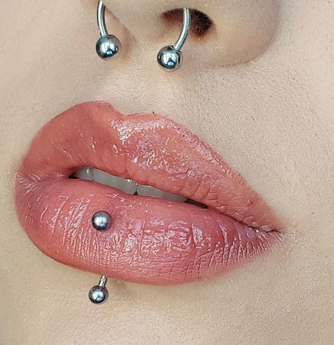 Septum And Vertical Labret, Piercings Alt, Vertical Labret Piercing, Vertical Labret, Cute Piercings, Make Up Inspo, Piercing Ideas, Nude Lipstick, Snake Tattoo