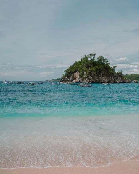 📍Crystal Bay Nusa Penida #nusapenida #bali #indonesia #travelindonesia #photographer #naturephotography #worldtravel #earth Crystal Bay, Nusa Penida, Adventure Photography, Adventure Travel, Bali, Indonesia, Photographer, Travel, Photography