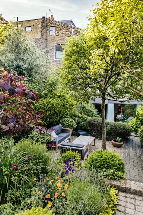 Garden ideas - small garden ideas | House & Garden Balcony Designs, Small City Garden, Townhouse Garden, Dutch Gardens, Courtyard Gardens, Garden Magazine, Sitting Areas, Garden Inspo, London Garden