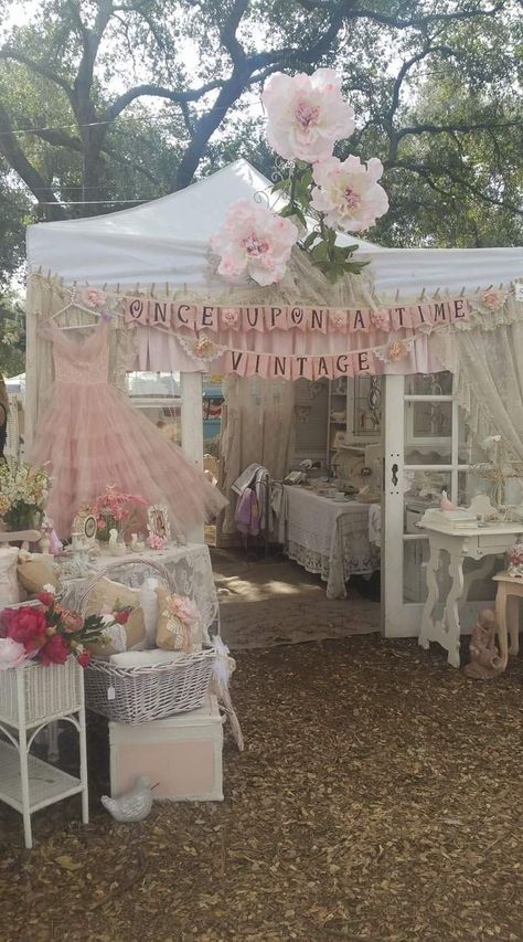 Shabby Chic Booth Display Ideas, Vintage Vendor Booth, Vintage Market Booth, Vintage Booth Display, Vendor Table, Pink Goth, Shabby Chic Garden, Cottage Crafts, Market Display