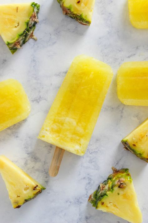 Summer Popsicle Recipes, Pineapple Popsicles, Lemonade Popsicles, Pineapple Lemonade, Pineapple Chunks, Homemade Popsicles, Frozen Pineapple, Popsicle Recipes, Starters Recipes